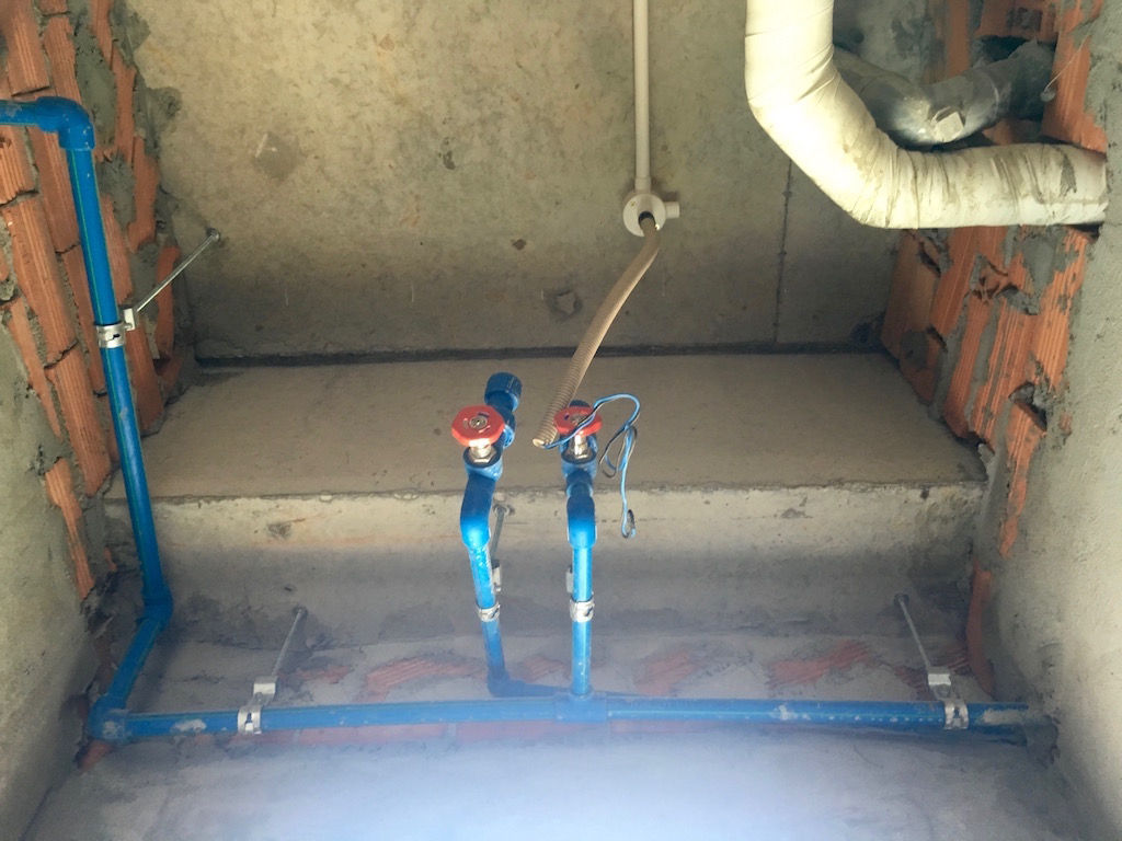 Hệ thống cấp nước được sử dụng ống nhựa PVC đạt chuẩn.