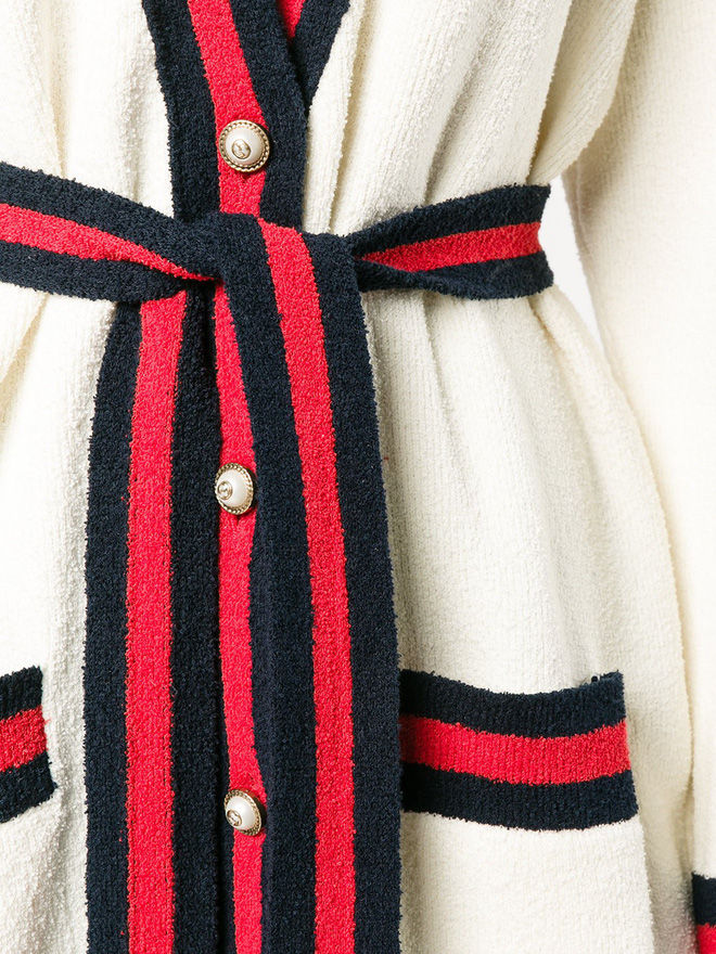 Chiếc áo khoác len với điểm nhấn ấn tượng, từ họa tiết đặc trưng của Gucci, dây thắt đai...
