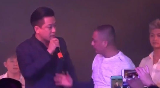 Tuấn Hưng ngỡ ngàng vì bị thanh niên hổ báo giật micro khi đang hát.