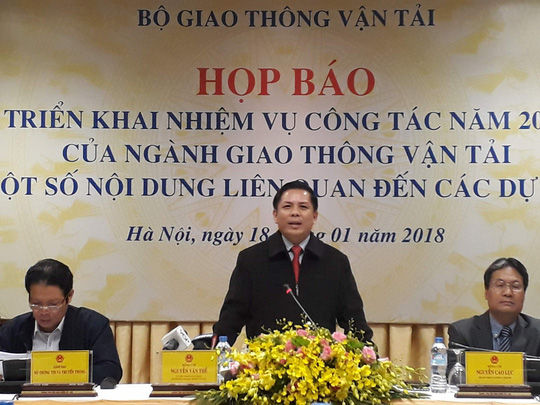 Bộ trưởng Bộ Giao thông Vận tải Nguyễn Văn Thể (giữa) tại buổi họp báo.
