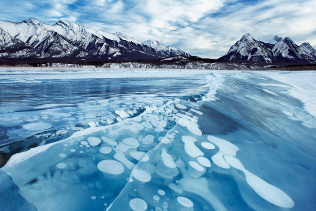 6. Abraham, Canada: Trong suốt mùa đông, nước của hồ Abraham ở phía bắc sông Saskatchewan thuộc vùng Alberta tây Canada đóng băng thành những chùm bong bóng băng đá kỳ lạ. Đây là một hồ nước nhân tạo được tạo ra vào năm 1972, những vòng tròn này là khí methane từ mỏ methane nằm dưới đáy hồ bốc lên và trở thành bong bóng ở mặt hồ.