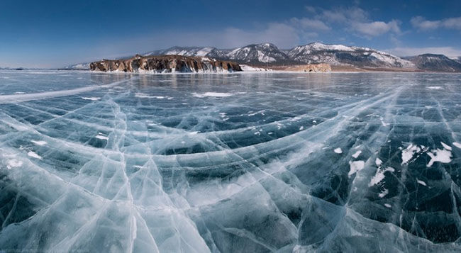 8. Baikal, Siberia, Nga: Là hồ nước sâu nhất trên thế giới, có chiều sâu 1.642 m (5.387 ft), đồng thời cũng là một trong những hồ nước ngọt lâu đời nhất trên thế giới: ít nhất đã có 25 triệu năm tuổi. Hồ Baika là một địa điểm thu hút đông đảo du khách trên toàn thế giới quanh năm, nhưng nó càng trở nên tuyệt vời hơn khi bị đóng băng.