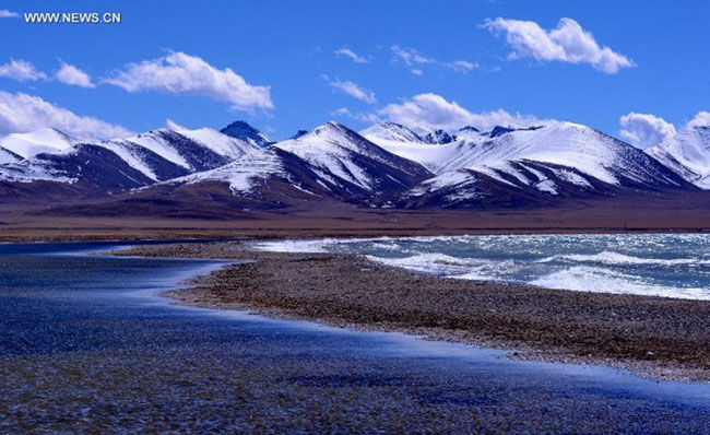 10. Namtso, Tây Tạng, Trung Quốc: Hồ nước nằm ở dãy núi Himalaya được coi là một nơi thiêng liêng quan trọng của người dân địa phương. Trong nhiều thế kỷ vào mùa đông, khi hồ đóng băng, những người hành hương đã đi bộ đến những hòn đảo này và nằm lại nơi đây mãi mãi.