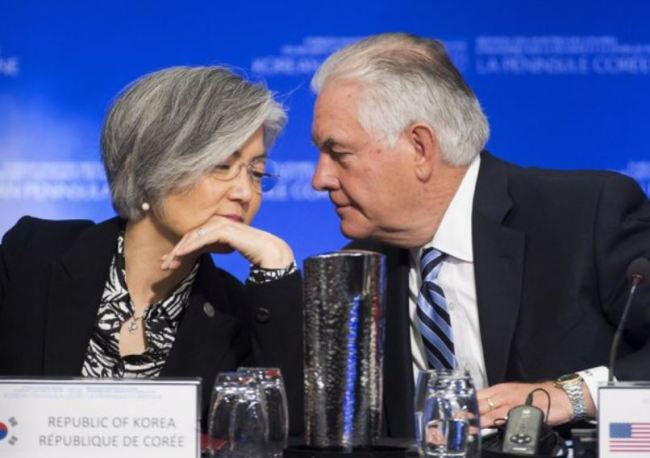 Bộ trưởng Ngoại giao Hàn Quốc Kang Kyung-wha (trái) và Ngoại trưởng Hoa Kỳ Rex Tillerson tại phiên họp đầu tiên của Hội nghị thượng đỉnh về an ninh và ổn định tại bán đảo Triều Tiên tổ chức tại Vancouver, Canada. Ảnh: Yonhap