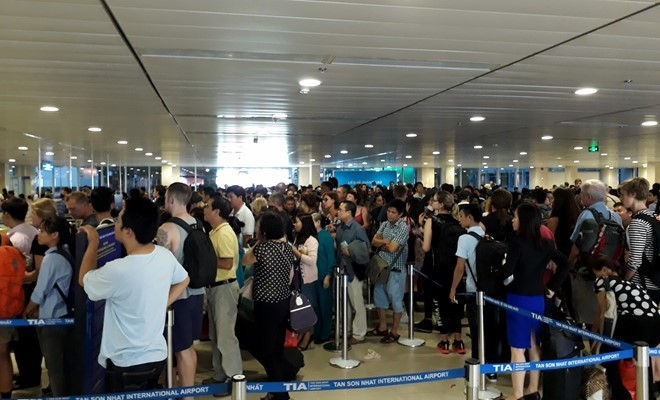 Khu vực kiểm tra an ninh tại sân bay Tân Sơn Nhất chật kín người dịp cận Tết. Ảnh: Zing