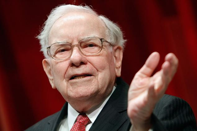 Nhà đầu tư huyền thoại Warren Buffett là CEO của công ty tư nhân Berkshire Hathaway sở hữu hơn 60 công ty con. Mặc dù trở thành tỷ phú từ năm 32 tuổi, song Warren Buffett vẫn sống một cách rất khiêm tốn. Năm 2010, Buffett cùng Bill Gates đã hứa sẽ tặng ít nhất 1 nửa tài sản của họ cho các tổ chức từ thiện.
