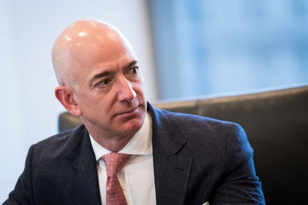Người sáng lập và CEO của Amazon.com, Jeff Bezos sở hữu gần 17% cổ phần của công ty. Năm 2013, Bezos mua lại tờ Washington Post với giá 250 triệu USD và ông cũng sở hữu công ty hàng không Blue Origin. Năm 2017, Bezos đã kiếm được cho mình 19,3 tỷ USD.