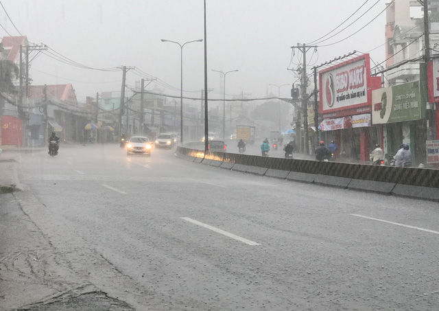 Xuất hiện mưa trái mùa ở Sài Gòn.