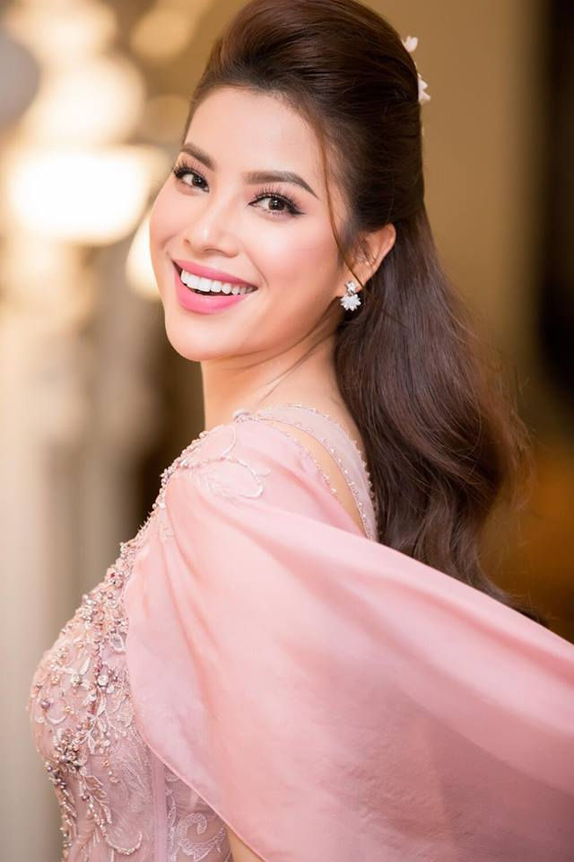 Hoa hậu Hoàn vũ 2015 Phạm Hương vừa đăng tải bộ ảnh chụp trong chiếc váy của NTK Đỗ Long lên trang cá nhân.