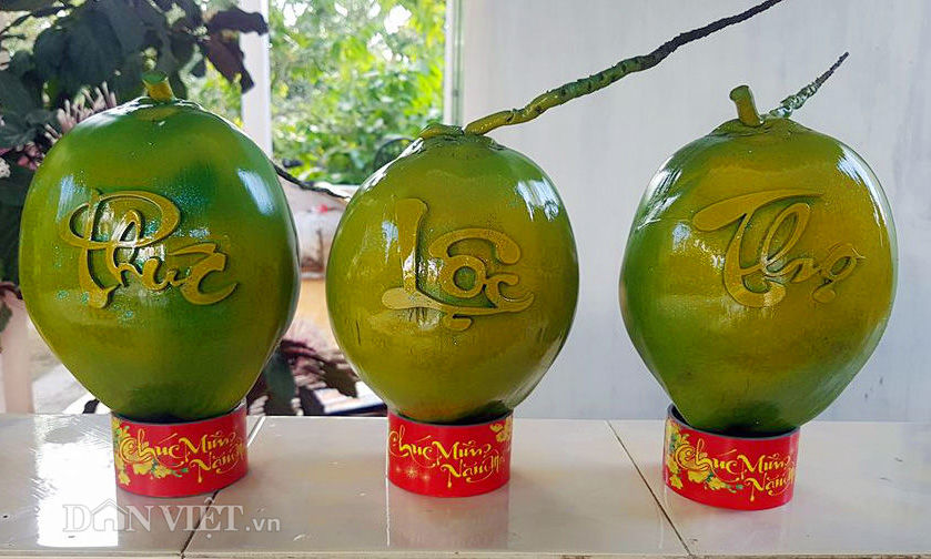 Ngoài dừa hồ lô, theo yêu cầu của khách, anh Tâm còn in chữ trên trái dừa bình thường