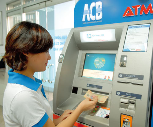 Thẻ ATM và tài khoản ngân hàng mới chỉ phổ biến ở thành thị.