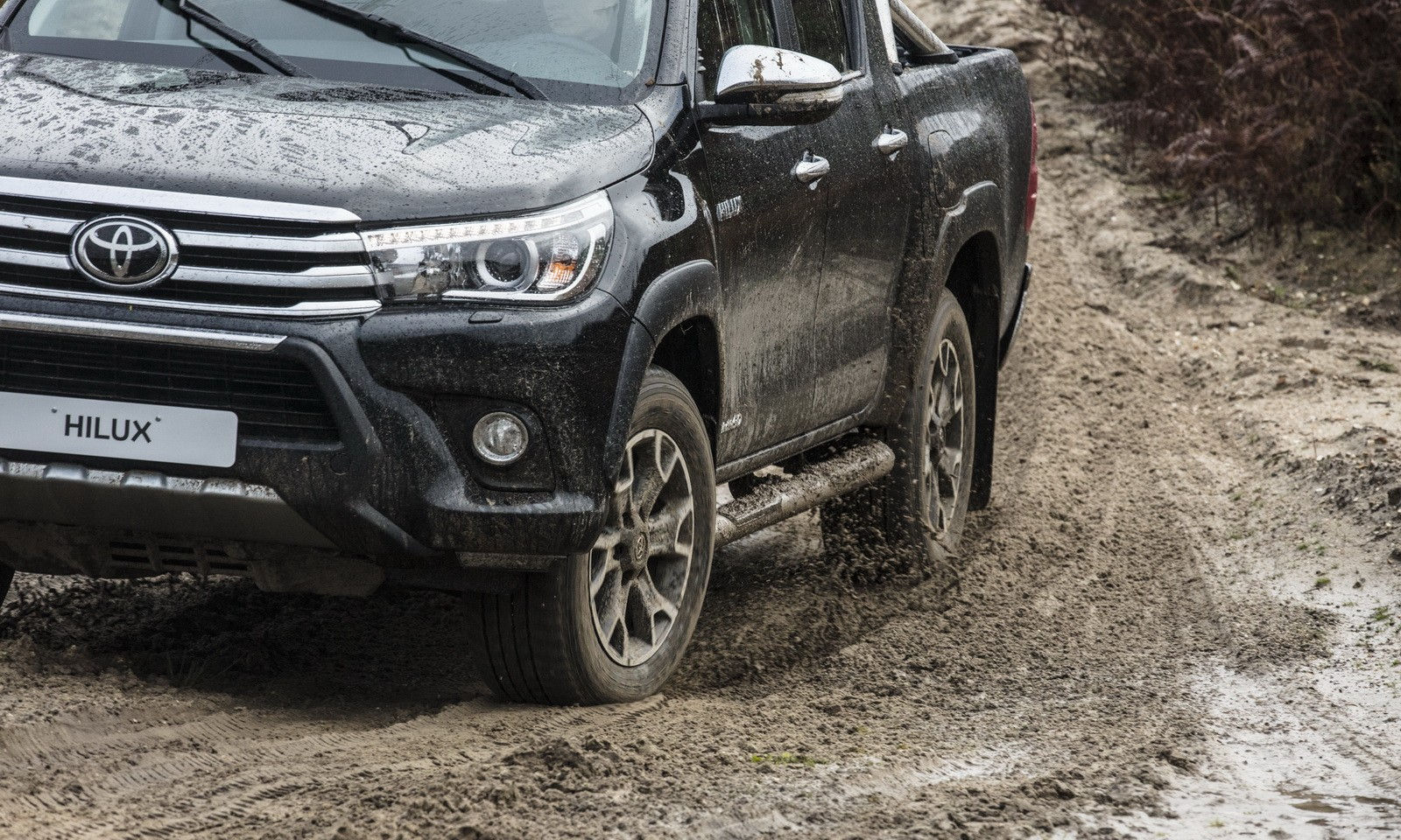 Toyota Hilux kỷ niệm 50 năm ra đời, ra mắt bản kỷ niệm “cũ”?