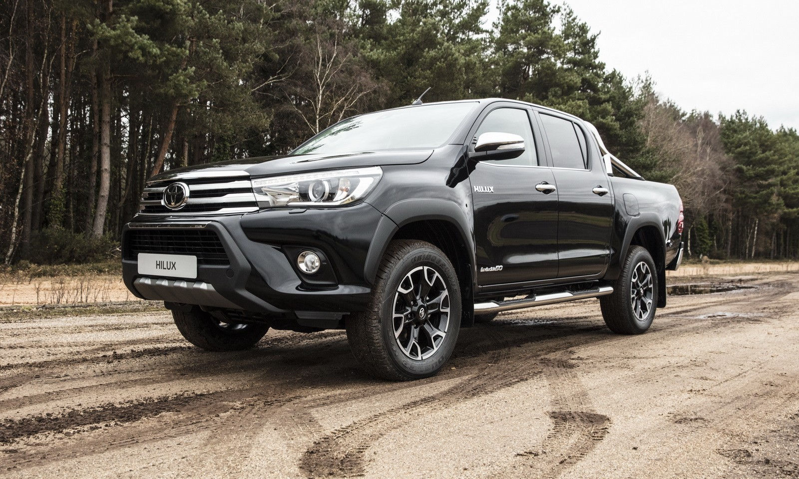 Toyota Hilux kỷ niệm 50 năm ra đời, ra mắt bản kỷ niệm “cũ”?