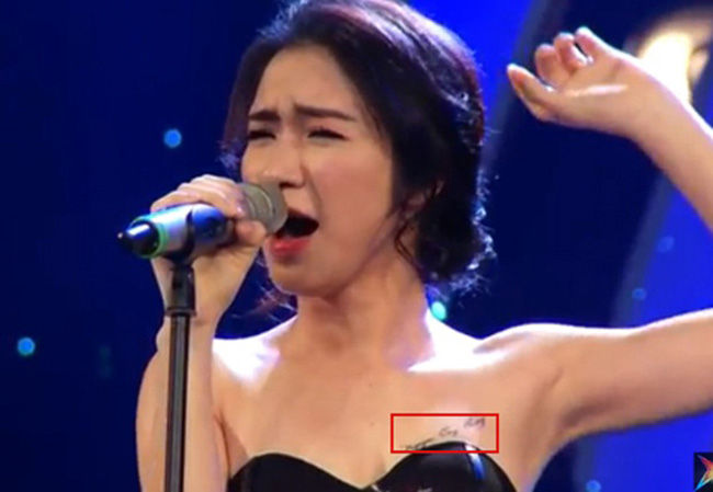 Nữ ca sĩ Hòa Minzy từng trải qua mối tình cùng cầu thủ tuyển U23 Việt Nam. Cô còn xăm hình tên chân sút này lên trước ngực.