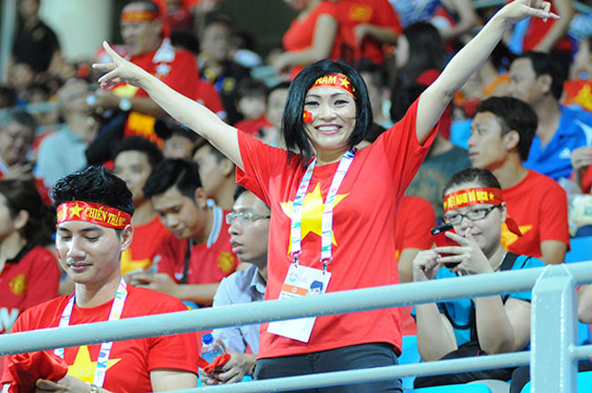 Ngược lại, với những lần chiến thắng của tuyển Việt Nam, Phương Thanh đều vỡ òa cảm xúc.