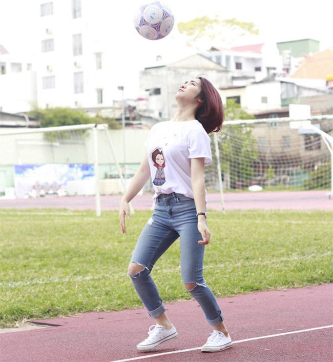 Tình yêu với bóng đá khiến Hòa Minzy phải lòng cầu thủ đội tuyển Việt Nam.