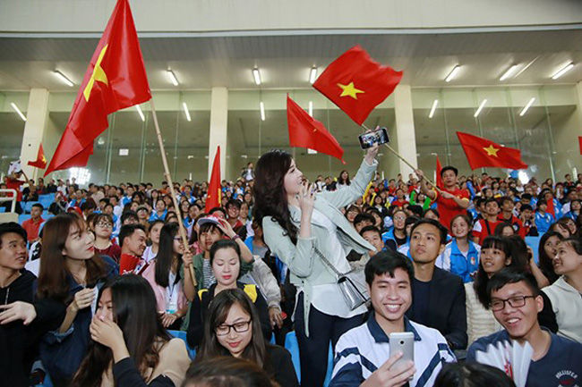 Nữ cổ động viên xinh đẹp thường có mặt trong các trận đấu của đội tuyển thi đấu tại Việt Nam.