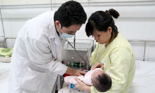 Hơn 100 trẻ phải nhập viện điều trị cúm mùa tại BV Nhi TƯ trong 2 tuần qua.