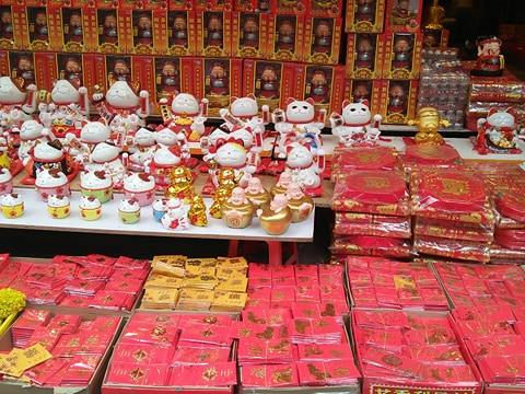 Một của hàng ở phố Hàng Mã chuyên bán bao lì xì truyền thống.