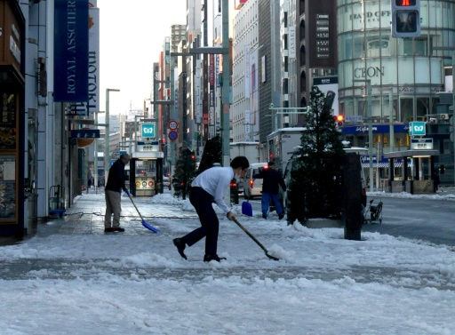 Tuyết rơi dày khiến cuộc sống của người dân Tokyo gặp khó khăn.