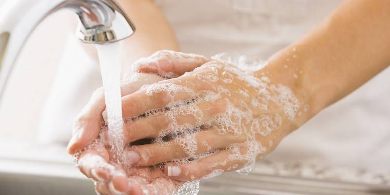 Lợi ích của việc rửa tay sau khi đi vệ sinh là giúp bạn loại bỏ hoàn toàn vi khuẩn có hại trên tay, phòng ngừa bệnh tật cho bản thân và những người xung quanh. Nguồn: Internet