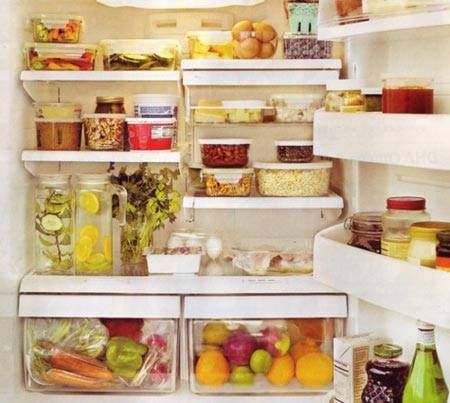 Dọn dẹp lại tủ lạnh giúp bạn dễ hình dung những thứ còn thừa hay thiếu trong tủ lạnh.Nguồn: Internet