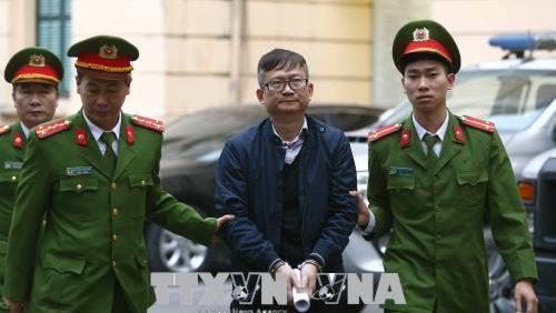 Bị cáo Đinh Mạnh Thắng bị dẫn giải tới tòa. Ảnh: TTXVN