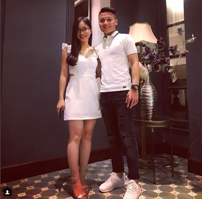 Nếu như bạn gái xinh xắn nhẹ nhàng với váy trắng thì chàng cầu thủ U23 Việt Nam cũng áo phông trắng và quần jeans đen đơn giản.