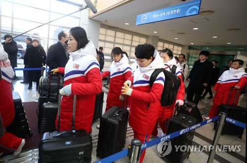 Đoàn VĐV Triều Tiên đến Hàn Quốc vào sáng nay.