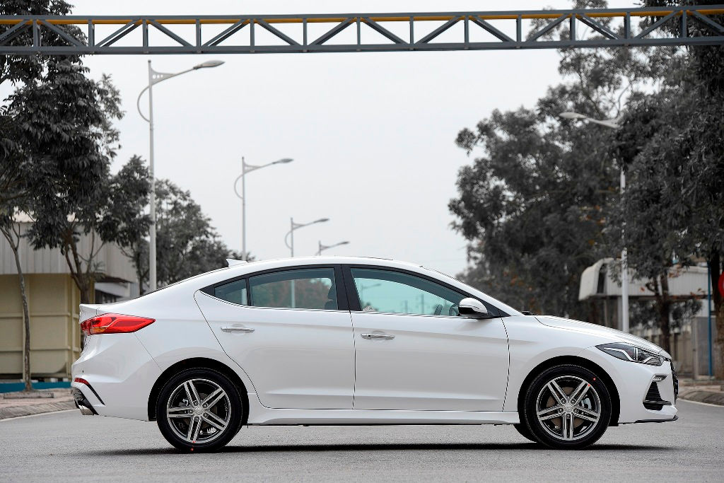 Hyundai Elantra Sport ra mắt với giá 729 triệu, rẻ hơn Honda Civic và Ford Focus