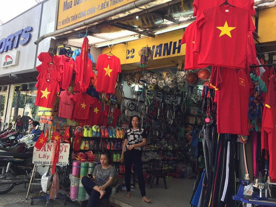 Các sản phẩm liên quan đến đội tuyển U23 Việt Nam đang hút hàng chưa từng thấy. Ảnh: Nguyễn Hải.