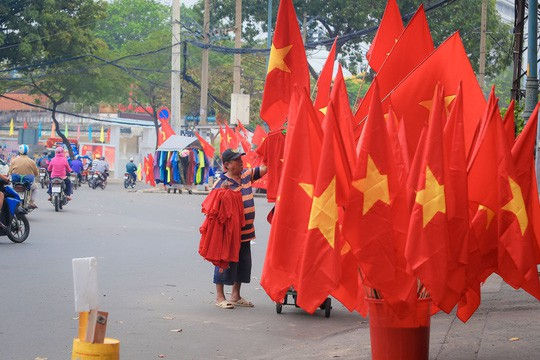 Cờ đỏ sao vàng là vật phẩm hàng đầu được người hâm mộ lựa chọn. Ảnh: Hoàng Triều.