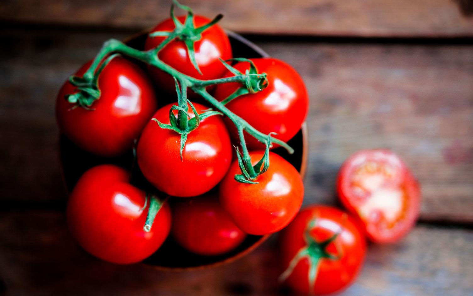 Cà chua không chỉ là một thực phẩm bổ dưỡng chứa nhiều vitamin thiết yếu cho cơ thể, mà còn có thể trị được mụn cám hiệu quả.