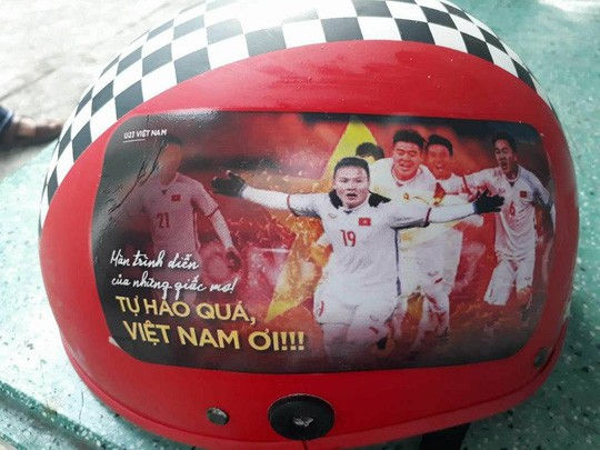Mũ bảo hiểm có in hình đội tuyển U23 Việt Nam được xem là hàng 