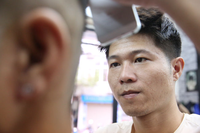 Anh Nguyên Dũng - chủ tiệm cắt tóc và là người thực hiện ý tưởng này cho biết anh phải mất hàng giờ để hoàn thành mỗi mái tóc.