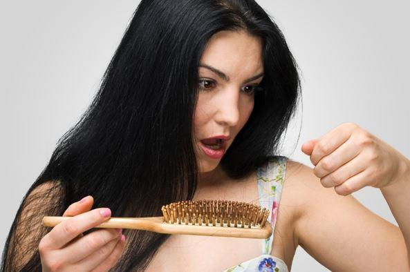 Có rất nhiều nguyên nhân khiến bạn bị rụng tóc.