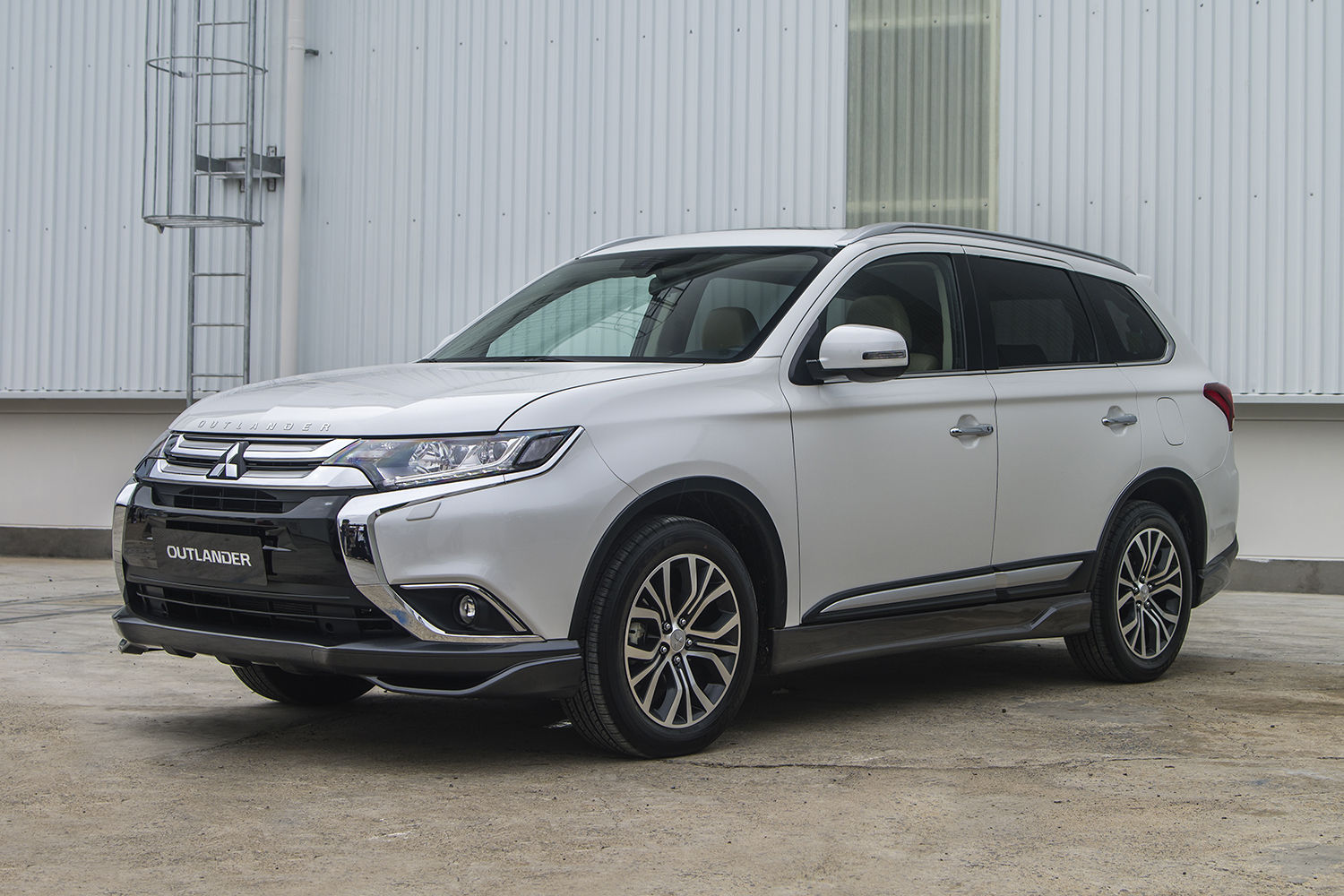 Mitsubishi tung ra Outlander hàng lắp ráp, liệu có 