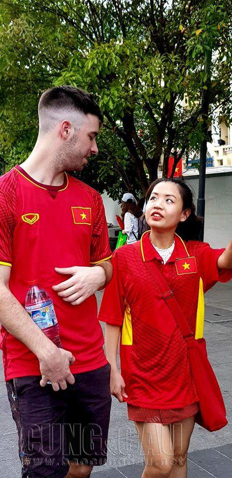 Chung kết U23 châu Á: Khắp nơi được nhuộm đỏ bởi màu cờ
