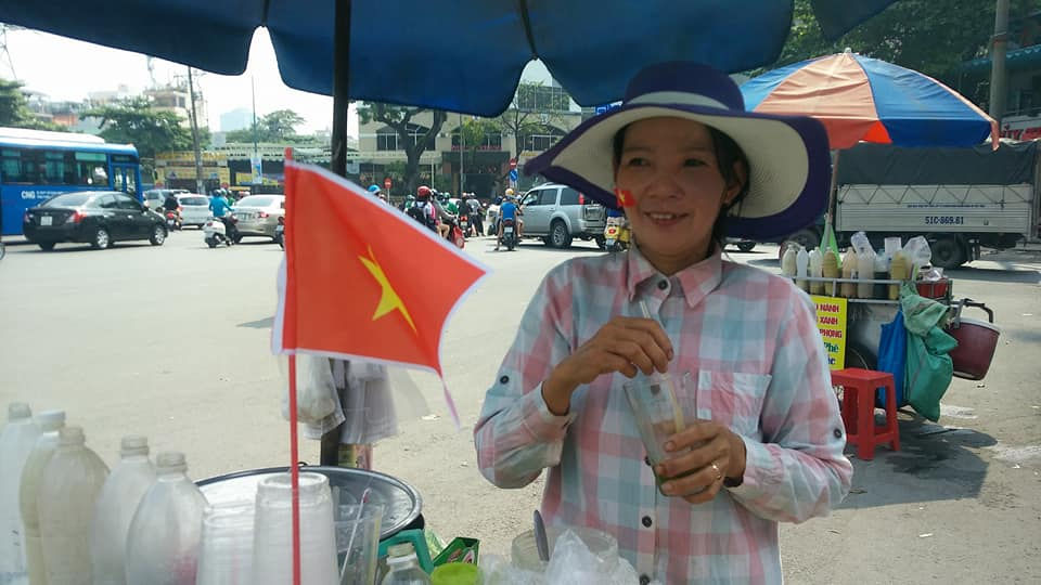 Chị bán sữa đầu nành tự tin vào chiến thắng của U23 Việt Nam.