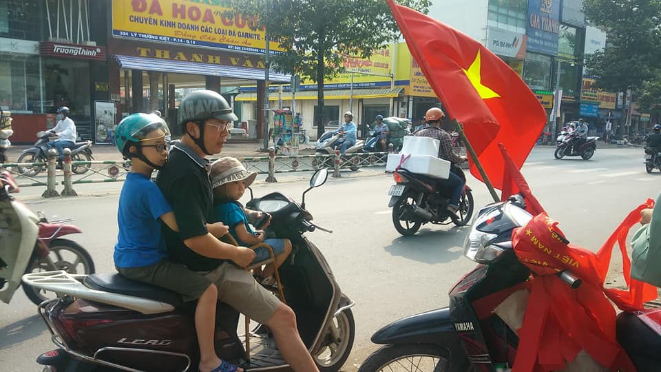 Người đàn ông này tranh thủ mua cờ cổ vũ cho đội tuyển.