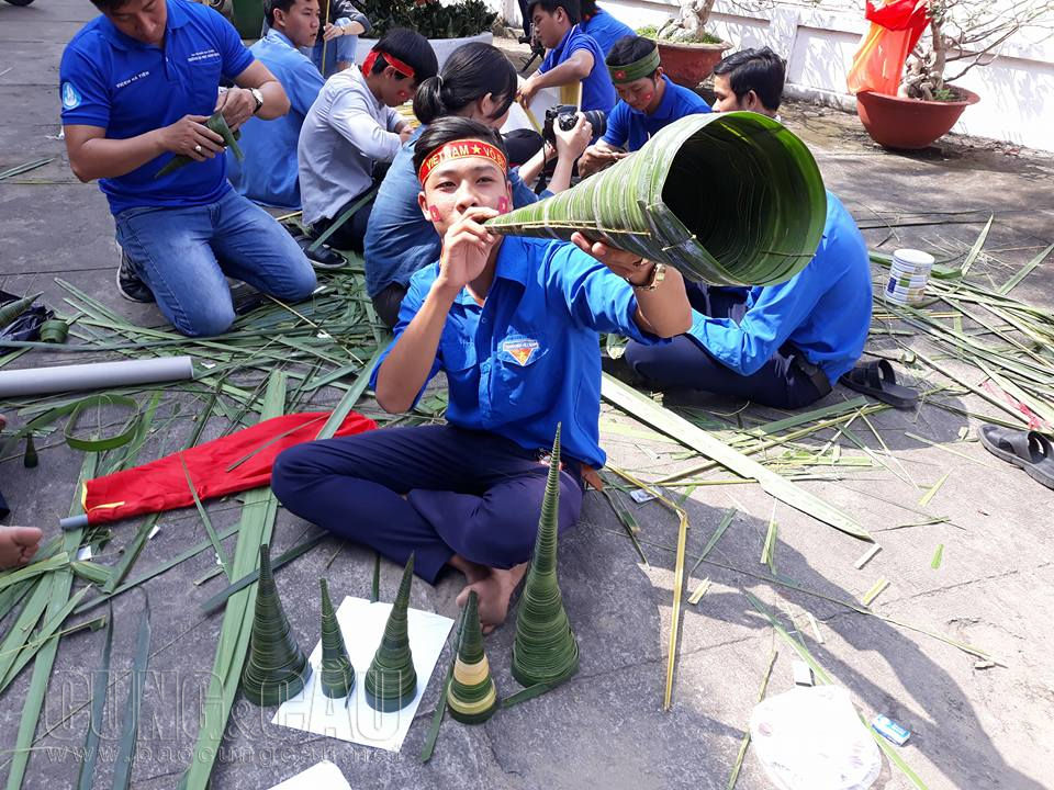 Thanh niên Bến Tre có cách cổ vũ riêng của mình.