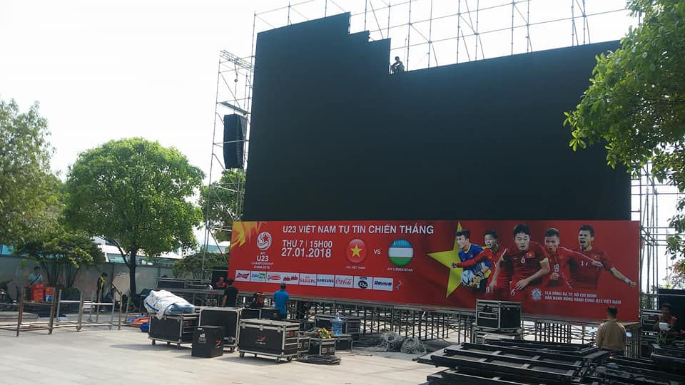 Một màn hình lớn được lắp đặt trên phố đi bộ Nguyễn Huệ (quận 1).