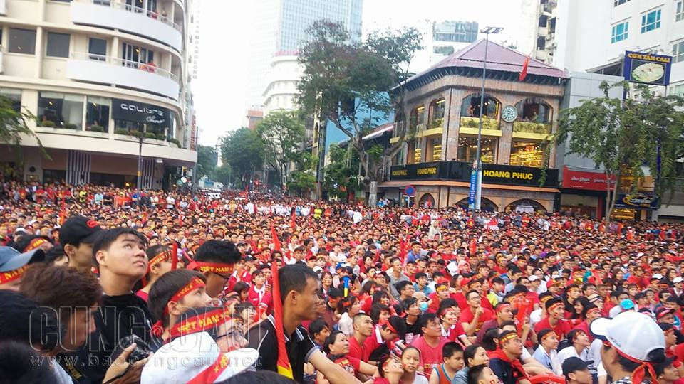 Phố đi bộ Nguyễn Huệ (quận 1) có rất đông người hâm mộ xem trực tiếp trên các màn hình lớn công cộng mà chính quyền thành phố đã gấp rút cho lắp đặt.