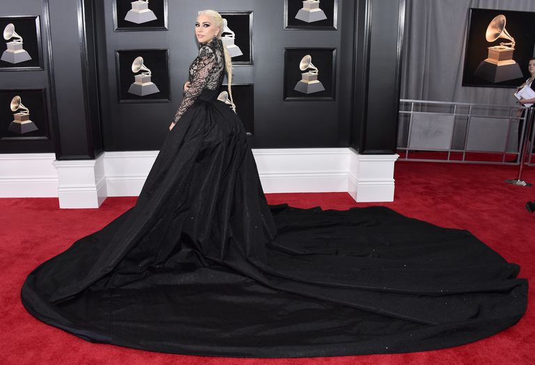 Lady Gaga là người xuất hiện sớm nhất trong lễ trao giải Grammy 2018. Mỹ nhân này đã thu hút sự chú ý của ngiều người bởi bộ đầm đen bao trùm thảm đỏ.