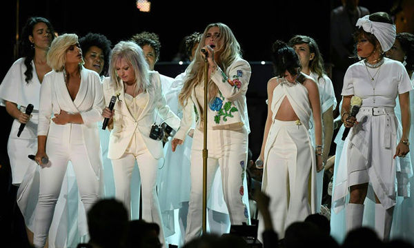   Kesha (giữa) hát để lên án nạn xâm hại tình dục ở Hollywood.   
