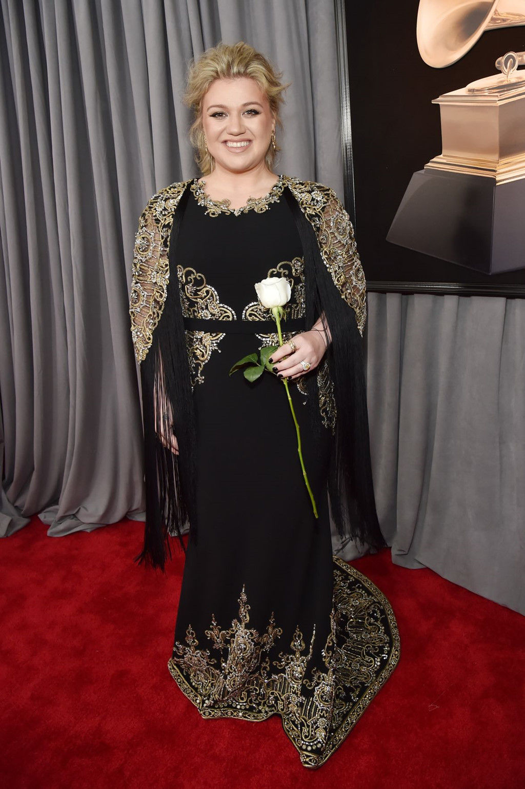 Kelly Clarkson cũng cầm bông hồng trắng trên tay, góp chung tiếng nói phản đối lạm dụng tình dục, đòi quyền bình đẳng cho phụ nữ. 