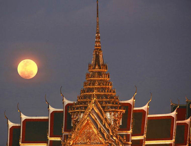 Siêu trăng ở cung điện Hoàng gia ở Bangkok, Thái Lan. Ảnh: AP