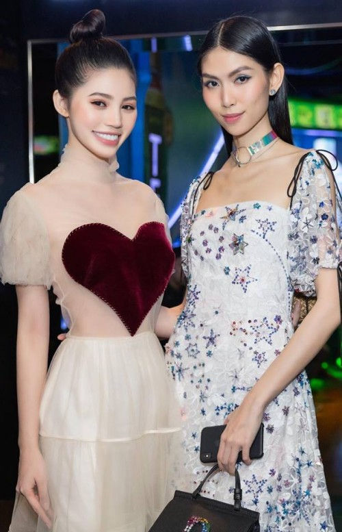 Trong một bộ cánh khác Jolie Nguyễn dễ gây hiểu nhầm vì phần phần vải màu nude.
