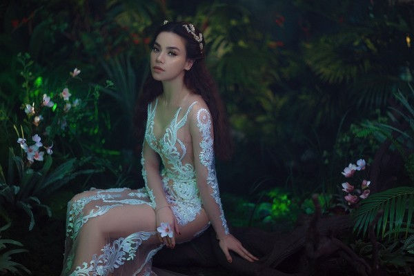 “Nữ hoàng giải trí” Hồ Ngọc Hà khiến khán giả đứng ngồi không yên khi xuất hiện tựa một nữ thần trong thiết kế của Chung Thanh Phong.