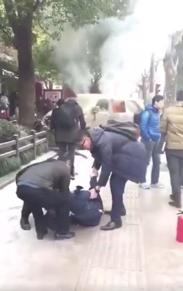 Lao xe vào người đi bộ ở Thượng Hải làm 18 người bị thương